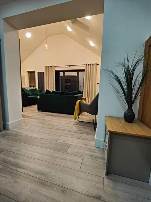 7 Guests - 4 Bedroom - Free Wi-Fi - 케터링 외부 사진