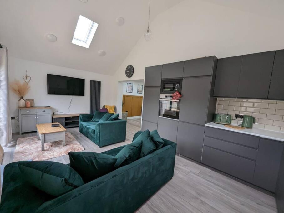 7 Guests - 4 Bedroom - Free Wi-Fi - 케터링 외부 사진