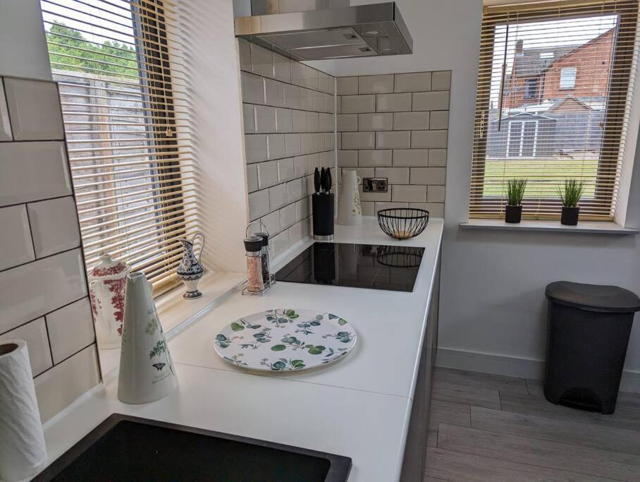 7 Guests - 4 Bedroom - Free Wi-Fi - 케터링 외부 사진