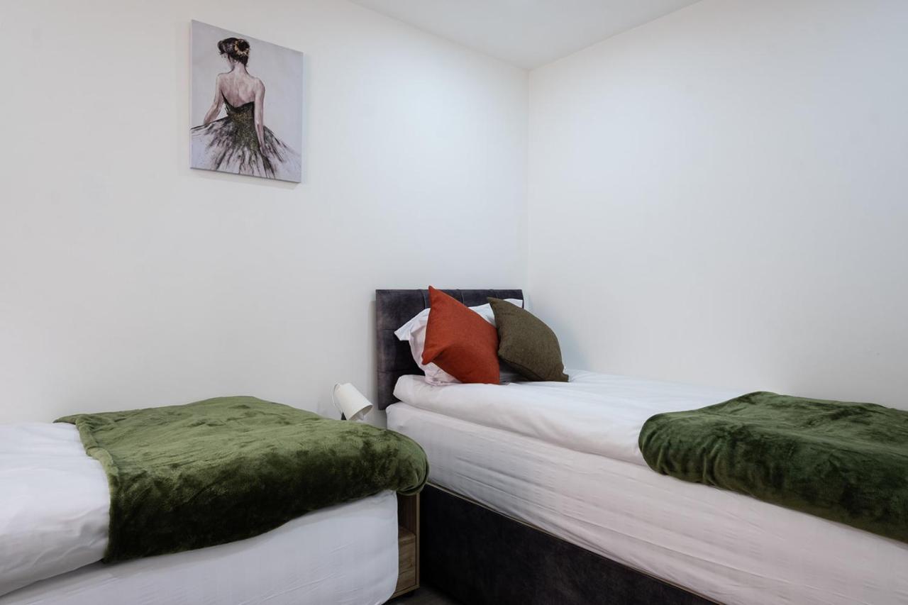 7 Guests - 4 Bedroom - Free Wi-Fi - 케터링 외부 사진