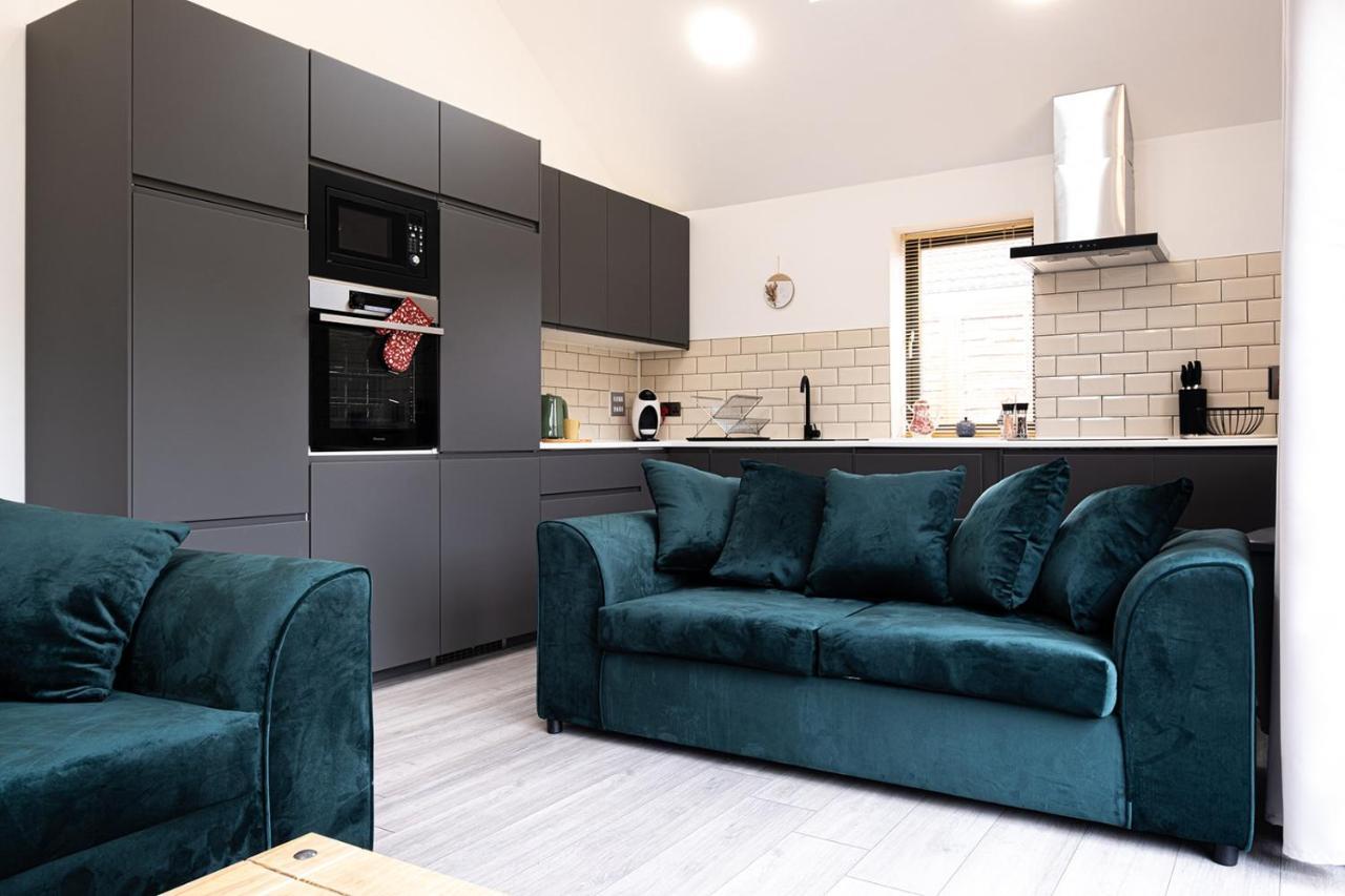 7 Guests - 4 Bedroom - Free Wi-Fi - 케터링 외부 사진