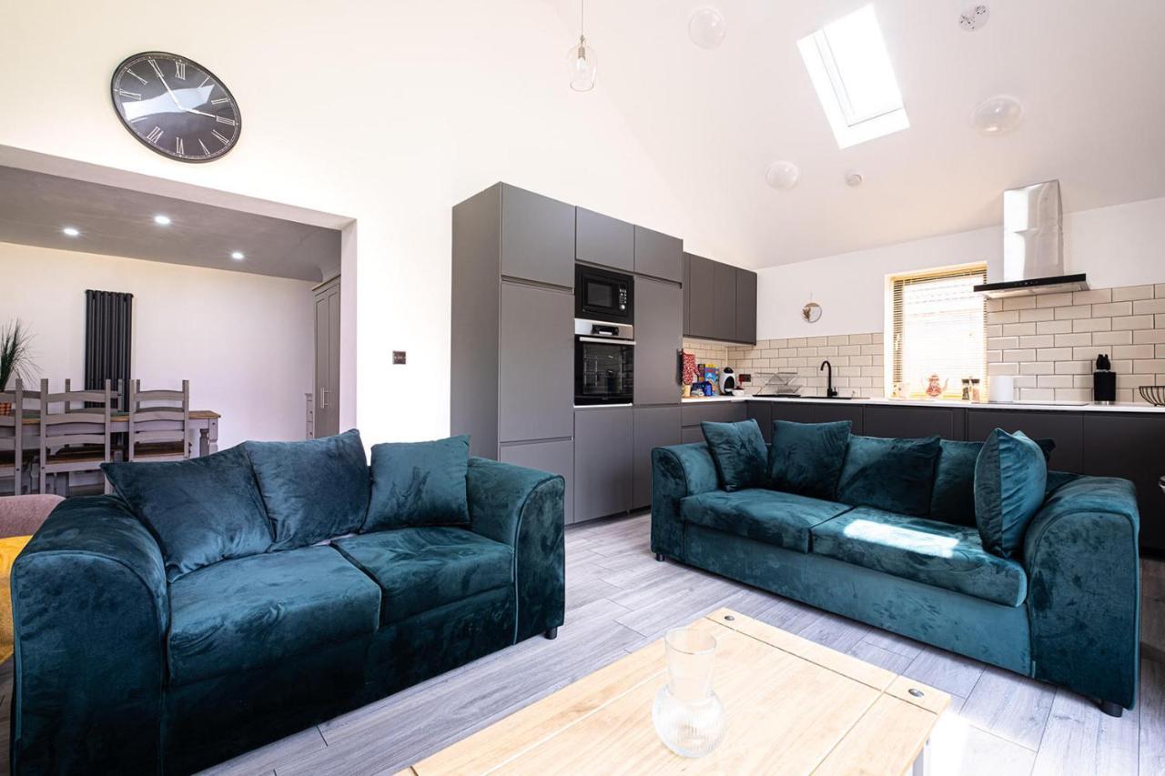 7 Guests - 4 Bedroom - Free Wi-Fi - 케터링 외부 사진