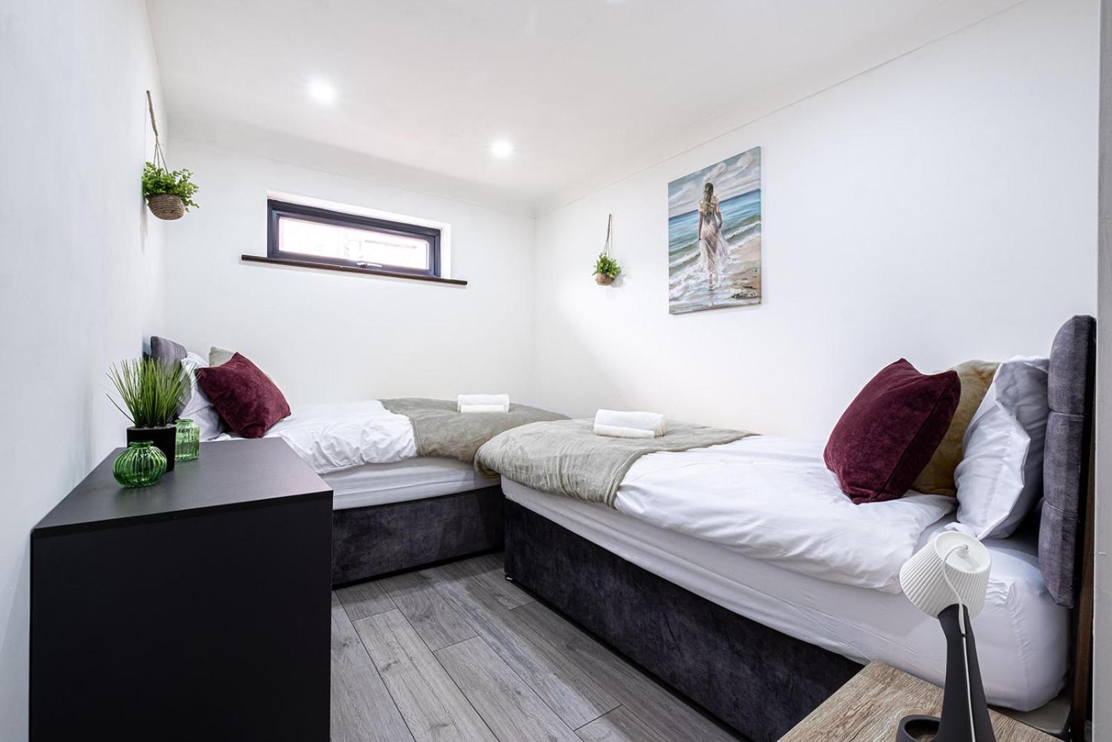 7 Guests - 4 Bedroom - Free Wi-Fi - 케터링 외부 사진